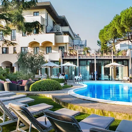 Piccola Vela Hotel 4*